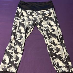 CVG Reversible Camp Crop Leggings